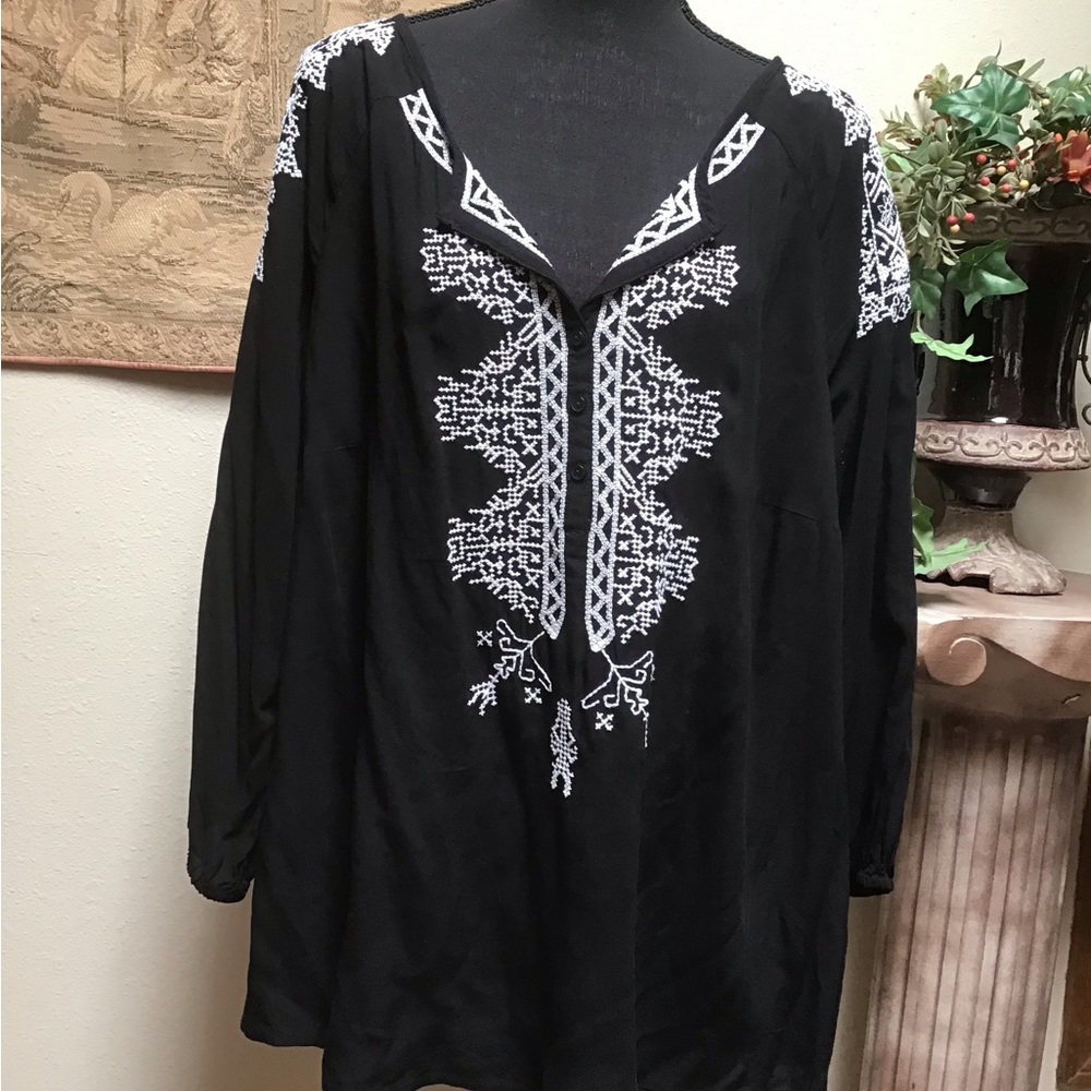 Style & co. Woman, size 1X
Black and white peasant top